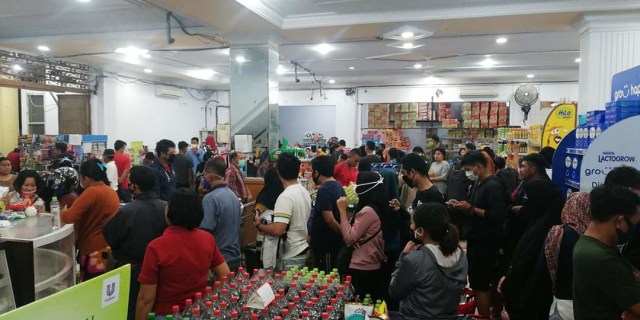 Tampak warga berdesakan disalah satu pusat perbelanjaan di Kendari, Kamis malam (9/4). Foto: Dok.Istimewa