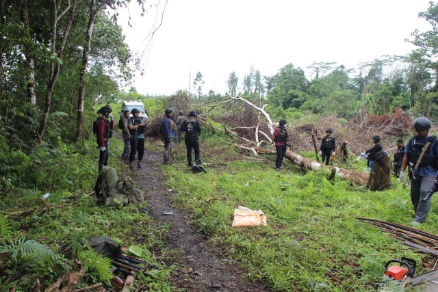 Aaparat gabungan TNI-Polri saat melakukan olah TKP di Kampung Jayanti Distrik Iwaka Kabupaten Mimika, Foto: Istimewa