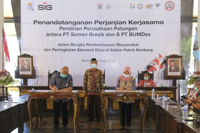 com-Penandatanganan Perjanjian Kerjasama Pendirian Perusahaan Patungan antara PT Semen Gresik dan 6 PT BUMDes pada Kamis (9/4) di Rembang. Foto: Dok. SIG