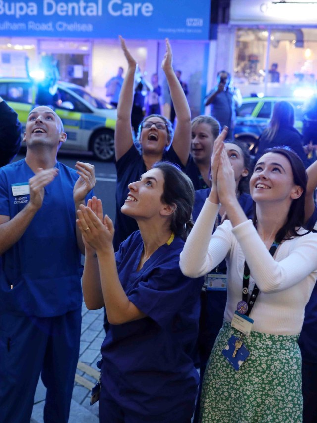 Tepuk tangan di seluruh Inggris untuk pekerja medis yang menangani pasien virus corona. Foto: REUTERS/Kevin Coombs