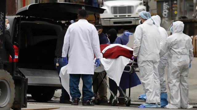 Petugas memindahkan mayat ke truk trailer di luar Brooklyn Hospital Center, New York, Amerika Serikat. Foto: REUTERS/Brendan McDermid