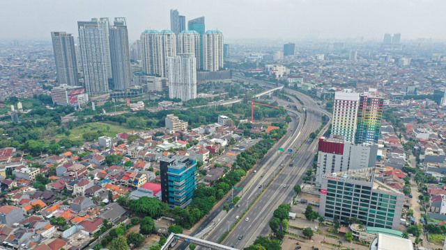 Foto udara lalu lintas kendaraan menuju Jakarta di tol slipi, Jakarta Foto: ANTARA FOTO/Nova Wahyudi