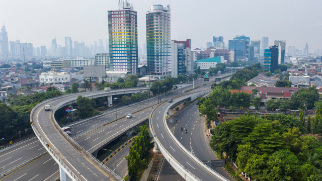 Foto udara lalu lintas kendaraan menuju Jakarta di simpang susun tomang, Jakarta. Foto: ANTARA FOTO/Nova Wahyudi