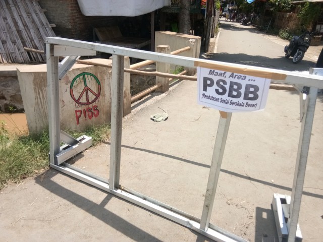 PSBB lokal ini mulai dilakukan sejak pukul 9.30 WIB. Pembatasan atau karantina wilayah berupa blokade masuk jalan dilakukan  oleh warga dan pemuda setempat agar masyarakat tidak keluar masuk rumah secara aktif dan bepergian jauh. (Taufik)