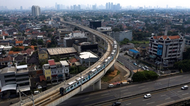 Rangkaian kereta MRT dan sejumlah kendaraan melintas di kawasan Fatmawati, Jakarta Selatan. Foto: ANTARA FOTO/Sigid Kurniawan