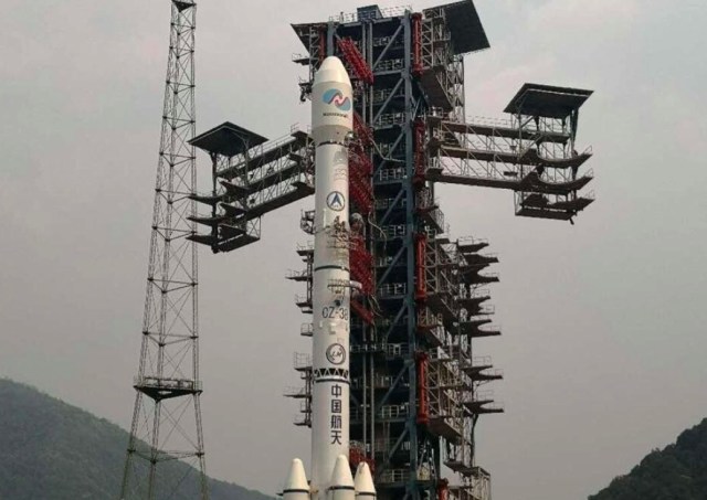 Roket Long March 3B yang membawa Satelit Nusantara Dua. Foto: Dok. Istimewa