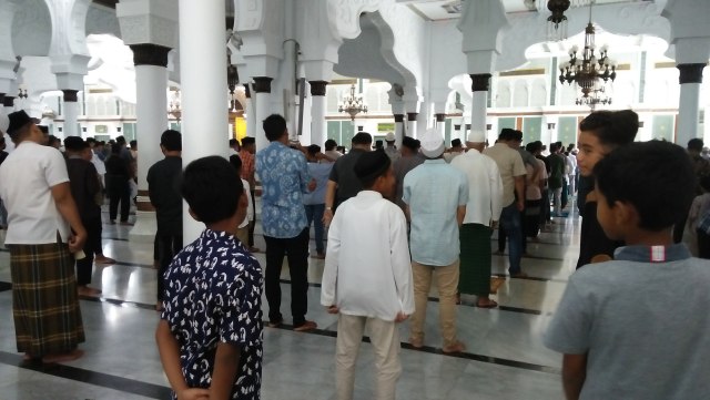 Para jemaah di Masjid Raya Baiturrahman Aceh mengatur saf sebelum mulai salat Jumat pada 10 April 2020. Foto: Husaini/acehkini