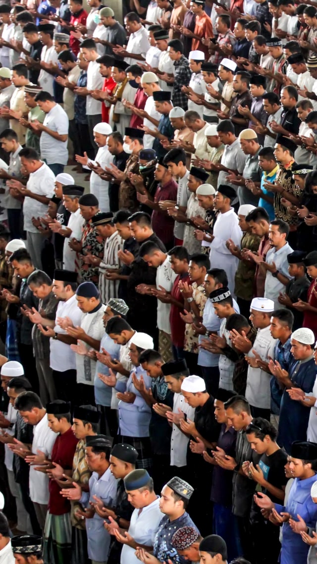 Umat Islam melaksanakan salat Jumat di masjid Agung Al Markazul Islamic Center Lhokseumawe, Aceh, Jumat (3/4/2020). Foto: ANTARA FOTO/Rahmad