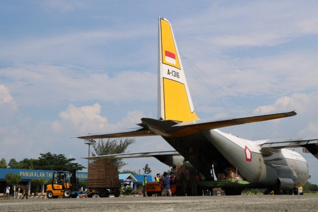 Pesawat Hercules A-1316 milik TNI AU yang mengantar alat kesehatan untuk penanganan COVID-19 di Aceh tiba di Lanud SIM, Jumat (10/3). Foto: Dok. Lanud SIM