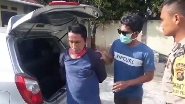 Pelaku saat diamankan petugas di Mapolsek Lubuklinggau Barat. (foto: istimewa)