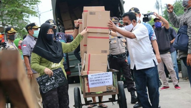 Penyaluran bantuan sosial dari Pemprov DKI dalam periode Penerapan Pembatasan Sosial Berskala Besar (PSBB) di DKI Jakarta. Foto: Instagram/@dkijakarta