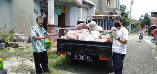 Asobsi Kabupaten Tegal mengambil sampah pada warga yang sedekah sampah.