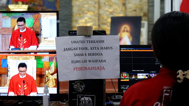 Romo Antonius Edi Prasetyo SCJ memimpin Ibadah Jumat Agung yang disiarkan langsung secara daring di Gereja Kristus Raja Baciro, Yogyakarta, Jumat (10/4/2020). Foto: ANTARA FOTO/Andreas Fitri Atmoko