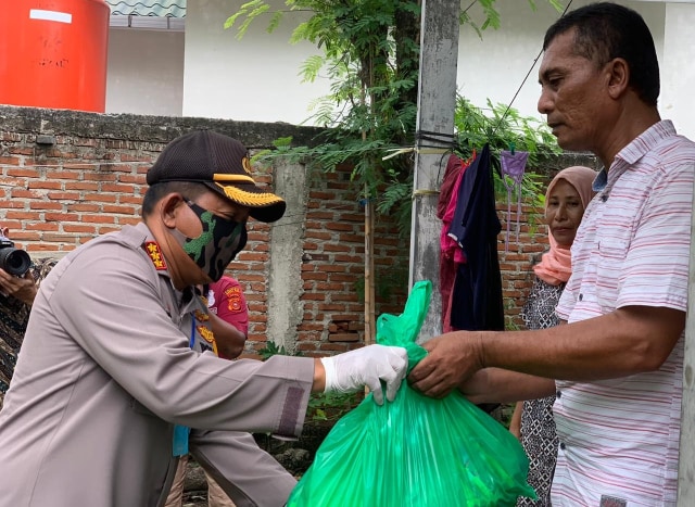 Pak Kapolresta Banda Aceh, Kombes Pol Trisno Riyanto, watee geujak bagi-bagi sembako keu ureung gasien ngon hamba laen lam Program Polresta Meusedeukah, Jeumeuat (10/4). Foto: Polresta Banda Aceh