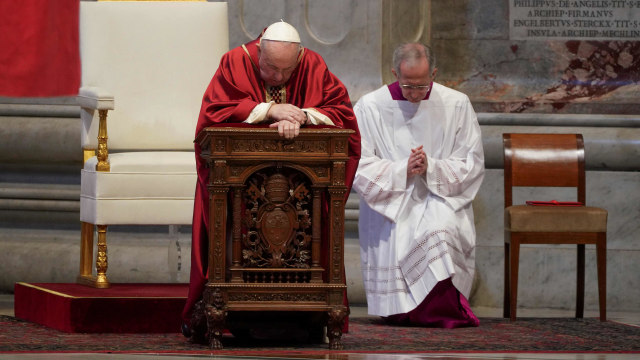 Paus Fransiskus memimpin Jumat Agung di Basilika Santo Petrus, Vatikan tanpa jamaah untuk menekan penyebaran virus corona. Foto: Andrew Medichini Pool via REUTERS