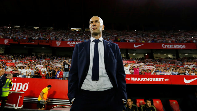 Zinedine Zidane mendampingi Real Madrid bertandang ke markas Sevilla. Foto: Reuters/Marcelo Del Pozo