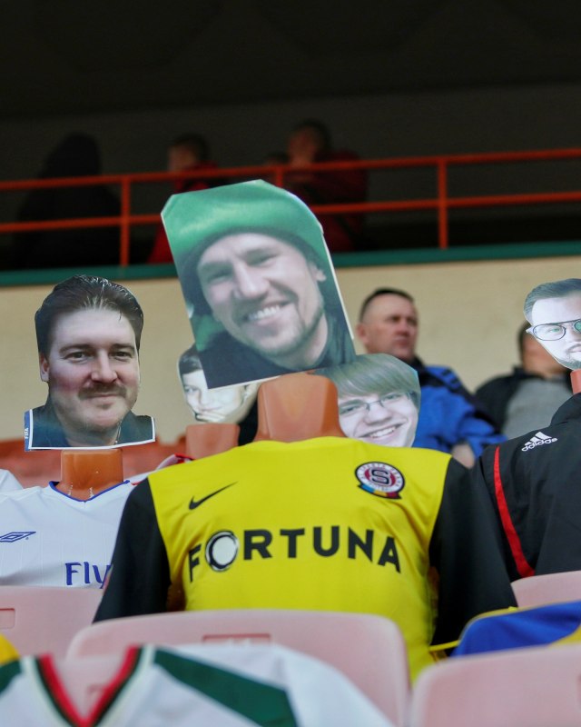 Penonton maneken di Liga Utama Belarusia. Foto: Alexey Komelkov/FC Dynamo Brest/Reuters