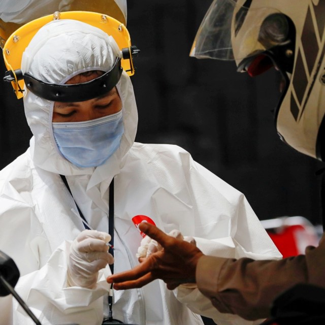 Petugas kesehatan mengambil sampel darah untuk tes corona. Foto: REUTERS/Willy Kurniawan