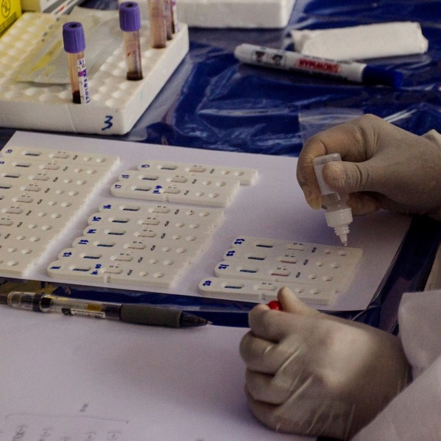 Petugas kesehatan memeriksa sampel darah saat Rapid Test COVID-19 di Taman Balai Kota Bandung, Jawa Barat. Foto: ANTARA FOTO/Novrian Arbi