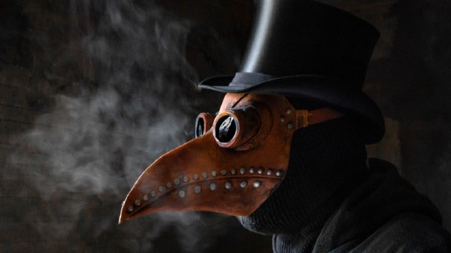 Ilustrasi APD dokter wabah abad ke-17 | Foto oleh Kuma Kum di unsplash.com