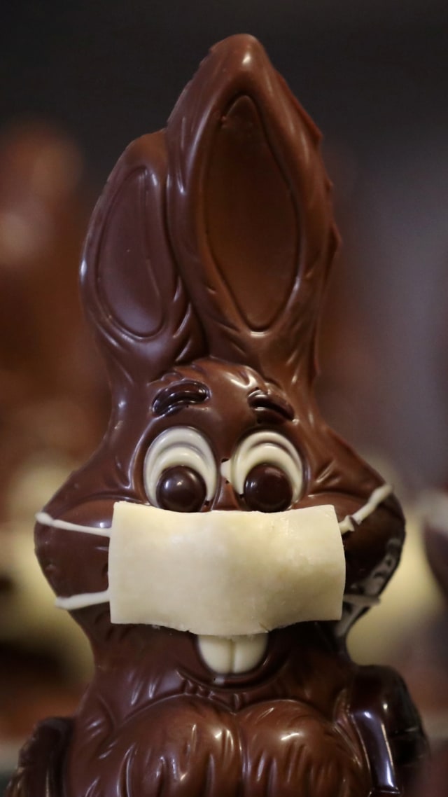 Coklat kelinci Paskah yang menggunakan masker di pembuatan cokelat Belgia Genevieve Trepant, Lonzee, Belgia. Foto: REUTERS/Yves Herman