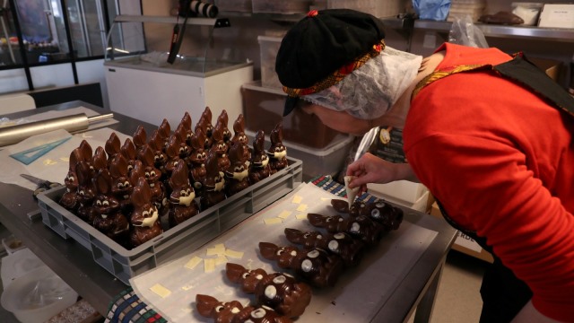 Foto Cokelat  Kelinci Paskah di Belgia Bermasker karena 