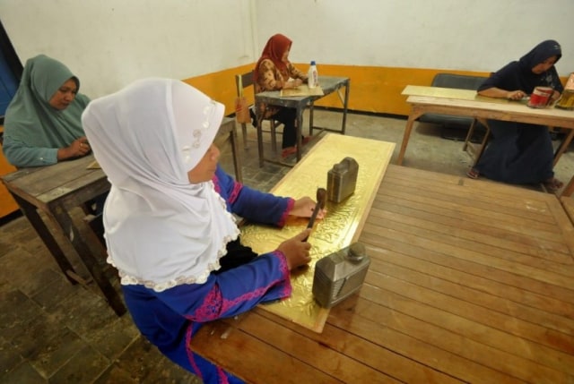 Proses produksi kerajinan Kaligrafi berbahan kuningan di Desa Bedono, Kecamatan Jambu, Kabupaten Semarang (Foto : Republika)