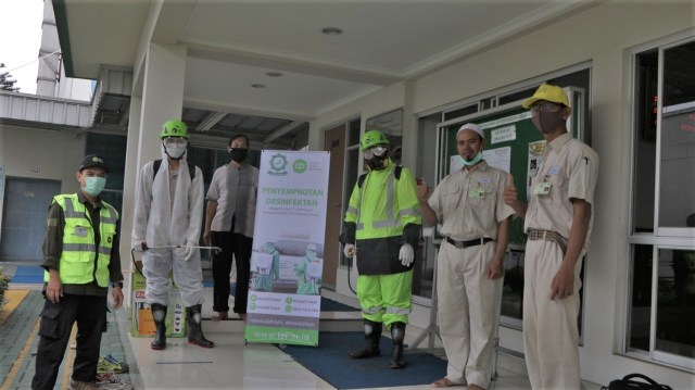 "Masjid Indonesia Chemi-con Perlu Disinfeksi, DKM An-Nur: IZI Pertama Kali Respon" - Tim penyemprot disinfektan IZI berpose bersama pengurus DKM An-Nur, PT. Indonesia Chemi-con. Dok. IZI