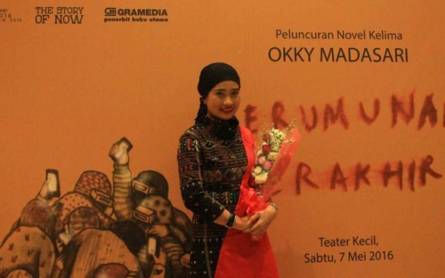 Okky Madasari dan Kerumunan Terakhir. Sumber Foto : Inspiratorfreak.com