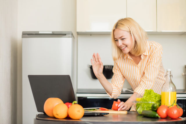 Ilustrasi memasak bersama via video call Foto: Shutter Stock