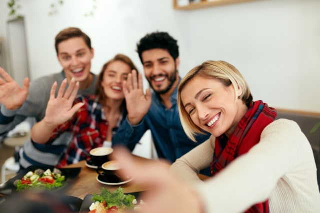 Ilustrasi makan bersama. Foto: Shutter Stock