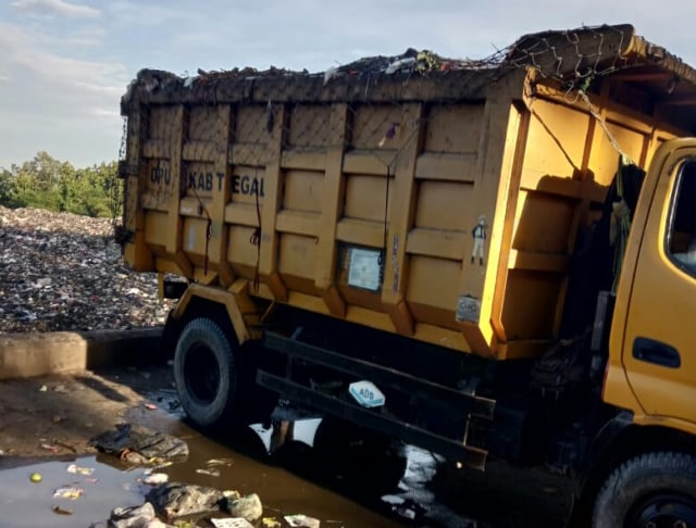Truk pengangkut sampah di TPA Penujah, Kabupaten Tegal. (Foto: Bentar)