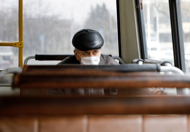Penumpang bus di Rusia saat wabah virus corona Foto: Reuters/Eduard Korniyenko