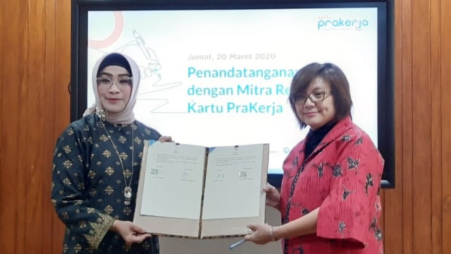 Direktur Layanan dan Jaringan BNI Adi Sulistyowati (kiri) dan Direktur Eksekutif Manajemen Pelaksana Program Kartu Prakerja Denni Purbasari (kanan) di Jakarta, Foto: Dok. BNI