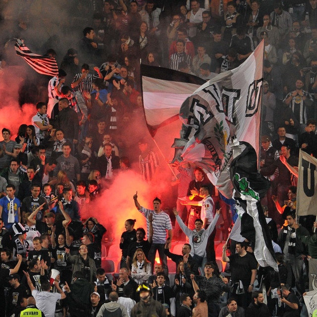 Antusiasme fans Udinese saat menyaksikan tim kesayangannya. Foto: SIMONE FERRARO / AFP