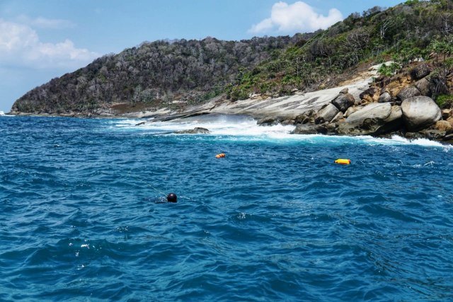 Foto: Aksi Penembak Ikan Berlatar Pesona Perairan Pulo Aceh (31540)