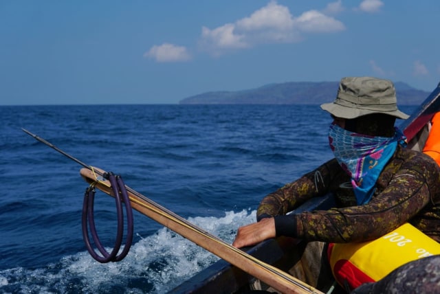 Foto: Aksi Penembak Ikan Berlatar Pesona Perairan Pulo Aceh (31545)