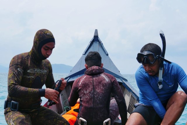 Foto: Aksi Penembak Ikan Berlatar Pesona Perairan Pulo Aceh (31546)