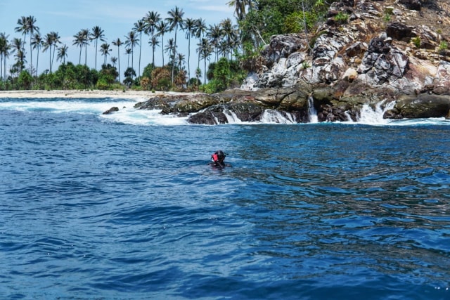 Foto: Aksi Penembak Ikan Berlatar Pesona Perairan Pulo Aceh (31548)