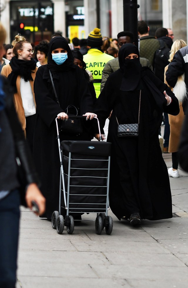 Warga Muslim di Inggris di tengah wabah corona. Foto: Reuters/Dylan Martinez