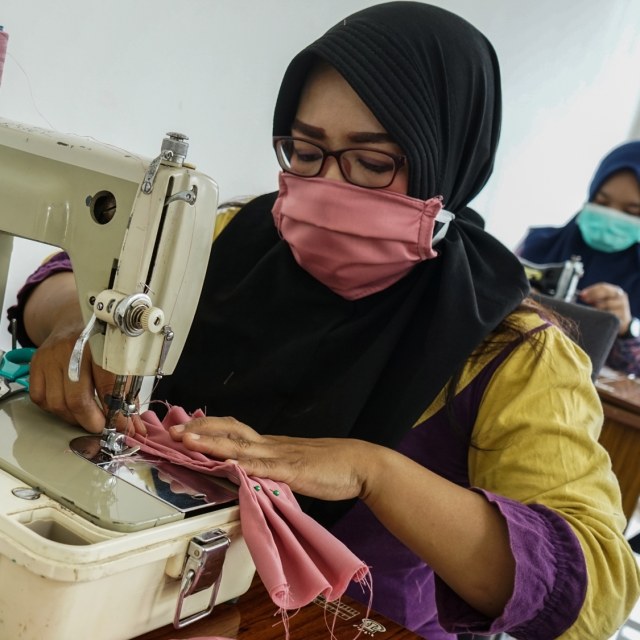 Warga melakukan proses pembuatan masker berbahan kain di Rumah Sasirangan Kreatif, Banjarmasin, Kalimantan Selatan, Selasa (7/4). Foto: ANTARA FOTO/Makna Zaezar