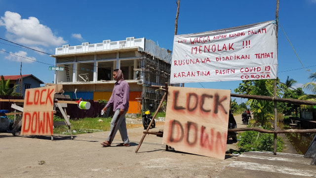 Warga menutup jalur masuk ke Jalan Nipah Kuning Dalam, Pontianak Barat. Foto: Leo Prima/Hi!Pontianak