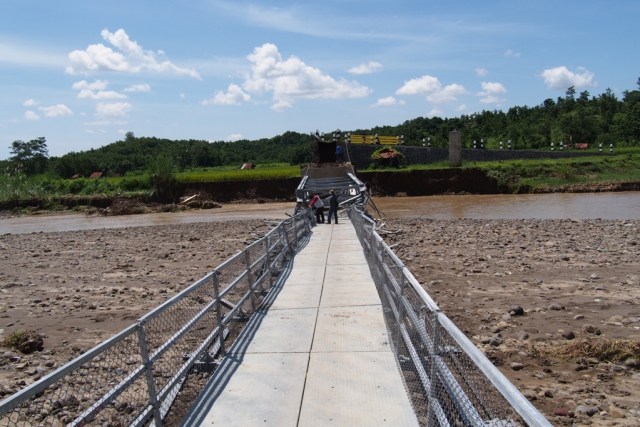 Jembatan gantung diatas Sungai Cibatu Kabupaten Kuningan ambruk akibat pondasi jembatan tergerus aliran deras sungai. (Andri Yanto)