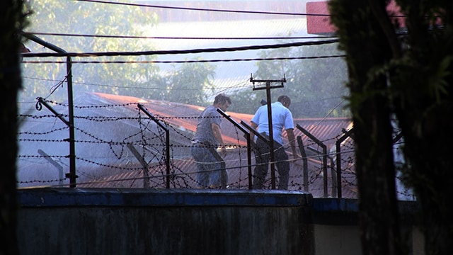 Petugas Lapas Tuminting, Manado, memeriksa kerusakan yang terjadi akibat kerusuhan yang dipicu narapidana, Sabtu (11/4)
