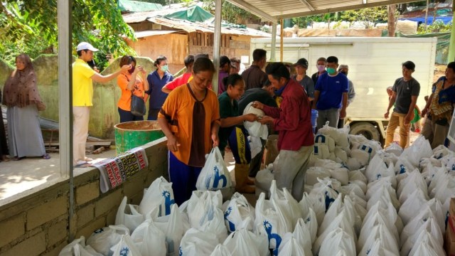 Penyerahan bantuan sembako ke warga di TPA Punggur. Foto: Zalfirega/kepripedia.com