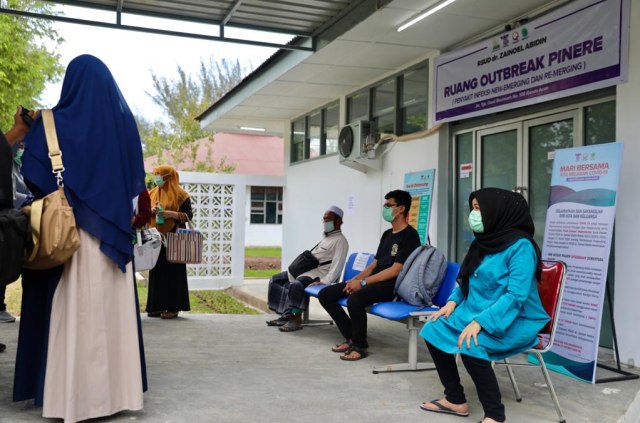 Tiga pasien yang dipulangkan sebelumnya di Aceh, setelah sembuh dari COVID-19. Foto: Suparta/acehkini 