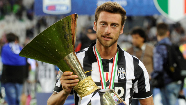 Marchisio dengan trofi scudetto. (Foto: Reuters/Giorgio Perottino)