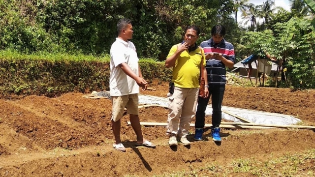 Badarudin (kiri), Kepala Desa di Jawa Tengah yang sumbangkan tanah pribadinya untuk area pemakaman jenazah COVID-19. Foto: Dok. Badarudin