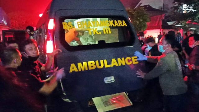 Mobil ambulance yang membawa seorang narapidana yang terkena lemparan batu di bagian kepala (foto: febry kodongan/manadobacirita)