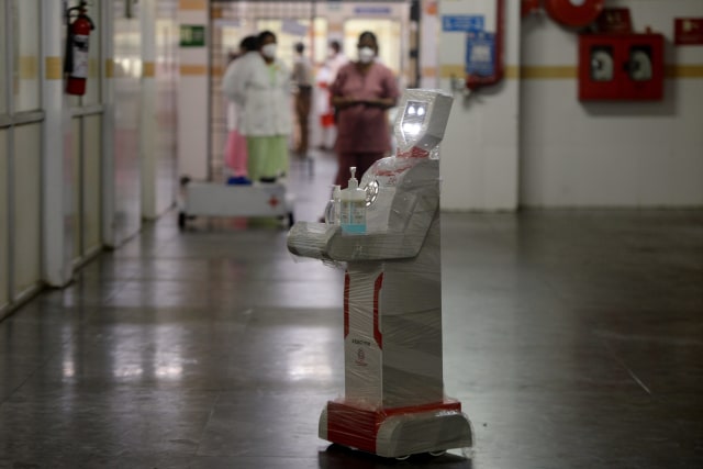 Robot 'Zafi' yang akan digunakan di ruang isolasi Covid -19 ditampilkan dalam demo di rumah sakit Stanley Medical di Chennai, India. Foto: AFP/Arun SANKAR